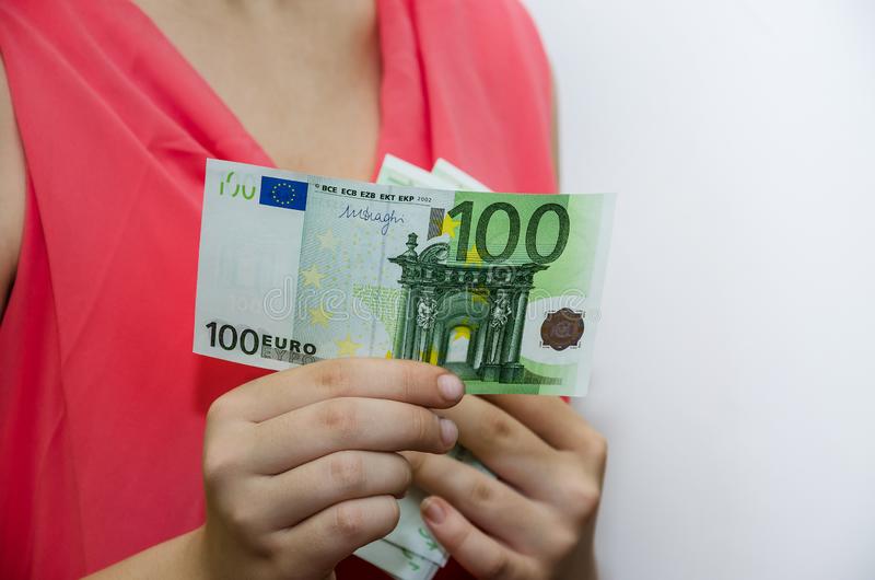 В Ухте женщина, собираясь получить работу, потеряла 100 евро